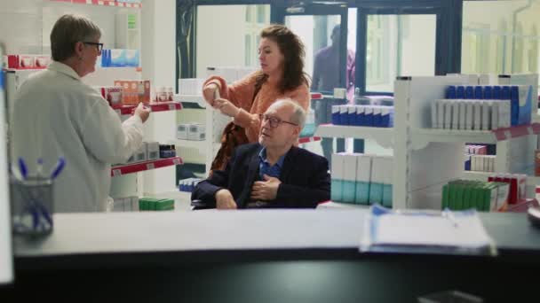 Farmacéutico Dando Pastillas Papel Prescripción Hombre Con Discapacidad Persona Silla — Vídeo de stock
