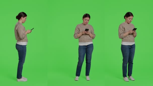 Personne Moderne Textos Messages Sur Smartphone Utilisant Application Médias Sociaux — Video