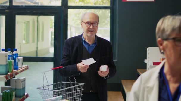 Oudere Man Tonen Recept Papier Aan Apotheker Vragen Hulp Bij — Stockvideo
