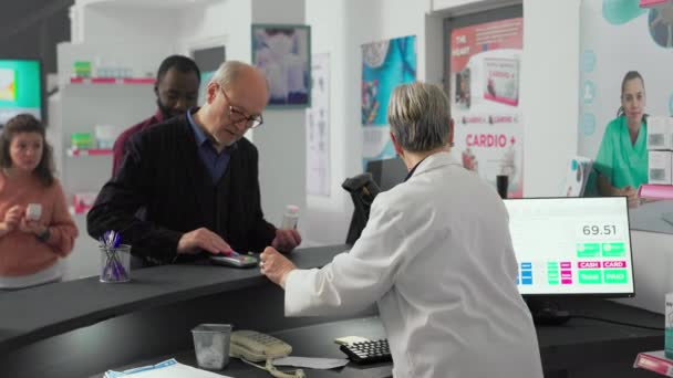 Различные Люди Платят Таблетки Pos Терминале Аптеке Используя Кредитные Карты — стоковое видео