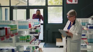 Ağrılı baş ağrısıyla eczaneye giren hasta erkek müşteri, kıdemli eczacıya tedavi ya da ilaç tedavisini soruyor. Eczanedeki migren ve şakaklardan muzdarip müşteri.