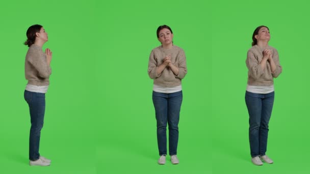 Kobieta Modelka Robi Ręce Modlitwy Podpisać Zielonym Tle Ciała Modląc — Wideo stockowe