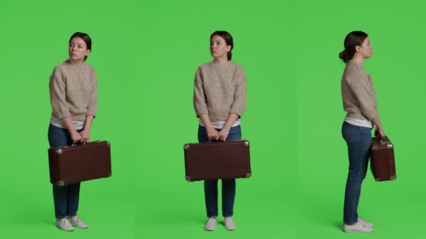 Casual Person Carrying Vintage Suitcase Studio Posing Broefcase Full Body — Stock Video