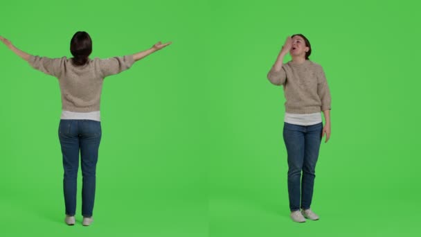 Olumlu Iyimser Kız Hava Öpücüğü Veriyor Sevimli Davranıyor Stüdyoda Kendinden — Stok video