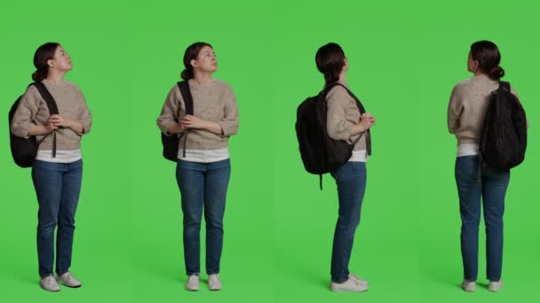 Przypadkowa Dziewczyna Niosąca Plecak Pozująca Tle Studia Mając Torby Podróżnicze — Wideo stockowe