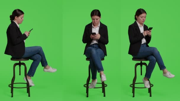 스마트폰으로 인터넷을 검색하는 스튜디오 의자에서 느긋하게 행동하는 양복을 직원들 사용하여 — 비디오