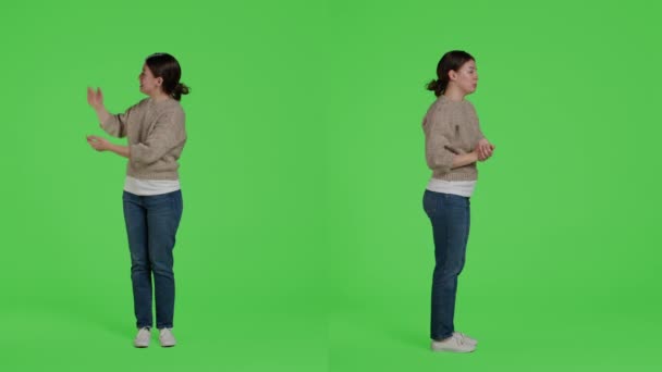 Genç Yetişkin Reklam Yapıyor Kameraya Tüm Vücudunun Yeşil Ekranının Önünde — Stok video
