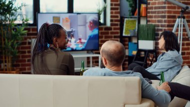 Çeşitli insanlar televizyon programında film izlemekten, bira şişeleri içmekten ve televizyonda dram filmi izlemekten hoşlanıyorlar. Evde sinema dizisi ya da gösteri, eğlence aktiviteleriyle eğlenmek..