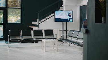 Sağlık Merkezi bekleme salonunda hastaların sağlık kontrolünden önce oturması için boş bir hastane resepsiyonu. Sağlık hizmetleri atamasına katılmak için tıbbi tesis.