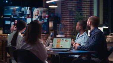Uzaktan kumanda ekibini video konferansta karşılayan çalışanlar, telekonferansta şirket stratejisi tartışması. Çeşitli ofis çalışanları çevrimiçi iş görüşmelerinde video çağrı uygulaması kullanarak sohbet ediyorlar