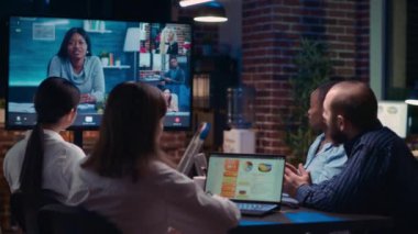 Uzaktan kumandalı ekiple video konferansında strateji planlayan çalışanlar telekonferansta beyin fırtınası yapan iş arkadaşları. Çevrimiçi iş görüşmelerinde meslektaşlarını dinleyen çeşitli ofis çalışanları. El kamerasıyla..