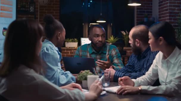 Különböző Munkatársak Ötletelgetnek Afro Amerikai Alkalmazott Adattáblázatokat Mutat Laptop Képernyőjén — Stock videók