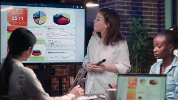 비즈니스 여성의 비즈니스 직원들 연구를 발표하고 디지털 화면의 통계를 줍니다 — 비디오
