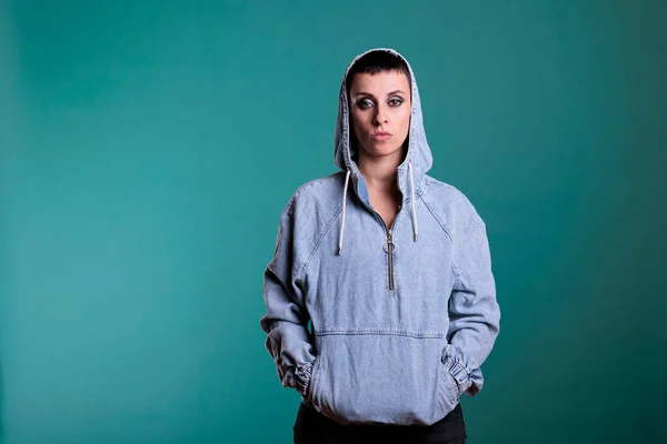 Porträtt Olycklig Upprörd Kvinna Tittar Nervös Kameran Medan Poserar Över — Stockfoto
