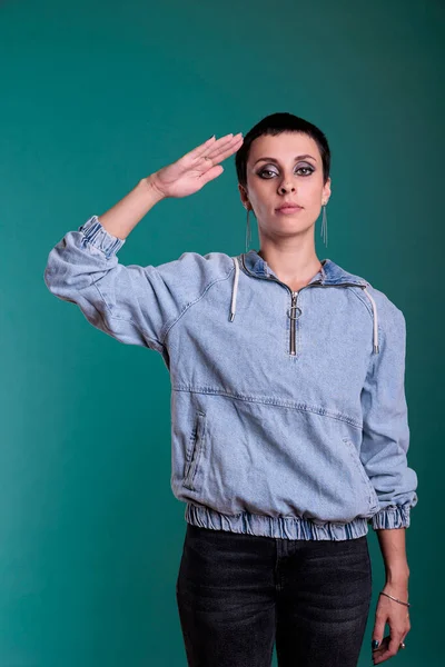 Mujer Patriota Haciendo Saludo Militar Con Mano Sobre Frente Honor —  Fotos de Stock