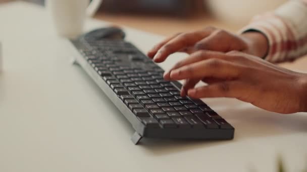 年轻成年人输入数据创建报告在计算机上 使用键盘发送专业电子邮件 自由职业者分析营销销售情况 并在家里做会计工作 靠近点 — 图库视频影像