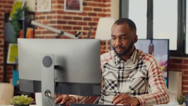 아프리카 미국인 집에서 컴퓨터로 일하고 보고서를 온라인으로 분석하고 있습니다 회사에서 — 비디오