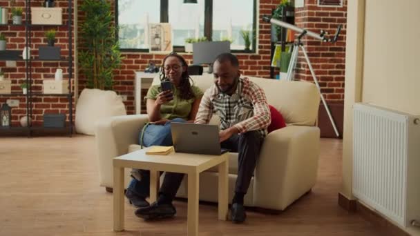 Afrykańscy Amerykanie Relaksujący Się Domu Sofie Przewijający Się Przez Aplikację — Wideo stockowe