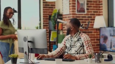 Evde bilgisayar başında çalışan yeni yetme bir çalışan, internetteki finansal satış raporlarını analiz ediyor. Şirket ağında uzaktan kumandalı iş yapan genç işçi, e-posta ve muhasebe sonuçlarını kontrol ediyor.