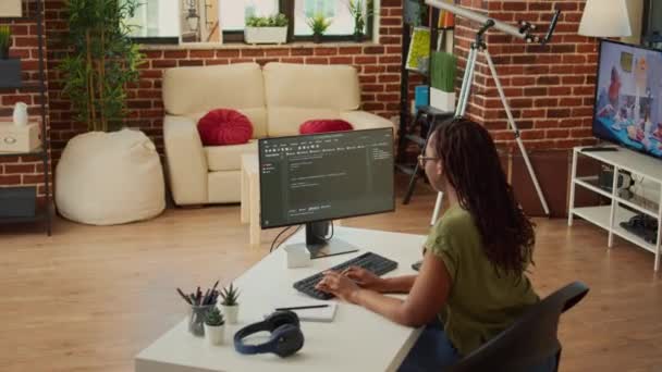 Жінка Розробник Працює Над Програмою Програмного Забезпечення Створення Веб Баз — стокове відео