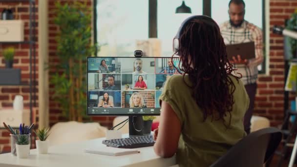 Funcionário Sexo Feminino Participando Reunião Remota Videocall Webcam Usando Computador — Vídeo de Stock