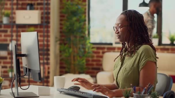 아프리카 미국인 근로자는 회사에서 일하고 업무를 온라인 보고를 합니다 인터넷 — 비디오