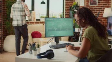Bilgisayarda yıllık satış raporlarına bakan serbest çalışan bir kadın, İnternet 'teki muhasebe verilerini analiz ediyor. Uzaktan kumandalı finansal diyagramlarla çalışan kadın, evde pazarlama eğitimi.