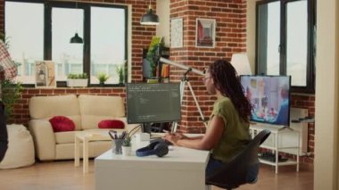Html kod ve betik içeren bir web veritabanı oluşturmak için IT yazılım programı üzerinde çalışan genç bir kadın. Terminal penceresinde yapay zeka programlanıyor, evden uzak bir iş yapıyor.