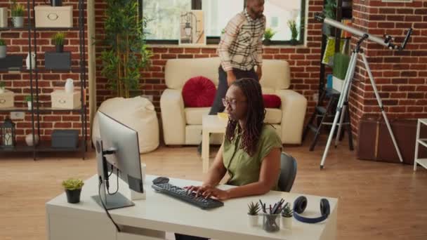 Serbest Çalışan Bir Kadın Bilgisayarla Uzaktan Kumanda Yapıyor Evde Oturuyor — Stok video