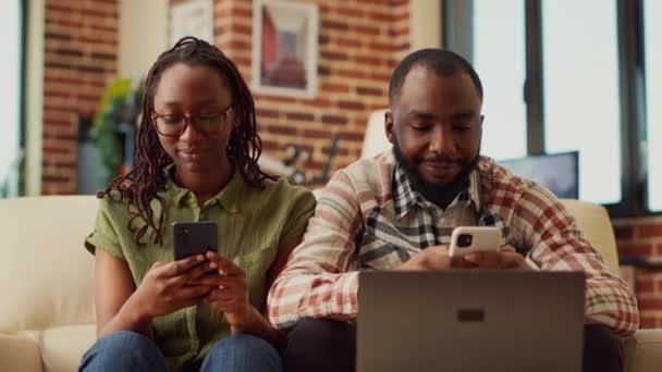 Молода Афроамериканська Пара Переглядає Соціальні Мережі Смарт Пристроях Дивлячись Камеру — стокове відео