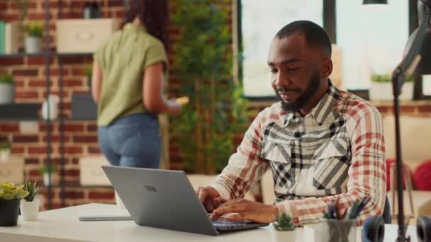Ofis Çalışanı Masada Oturup Dizüstü Bilgisayar Kullanıyor Şirket Verileriyle Muhasebe — Stok video