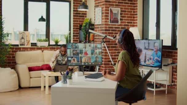 Pekerja Kantor Yang Menghadiri Pertemuan Perusahaan Pada Videocall Dengan Webcam — Stok Video