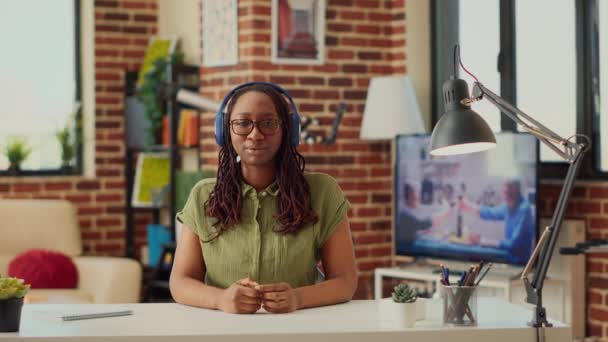 Affärskvinna Deltar Företagens Videokonferens Möte Datorn Prata Med Människor Nätet — Stockvideo
