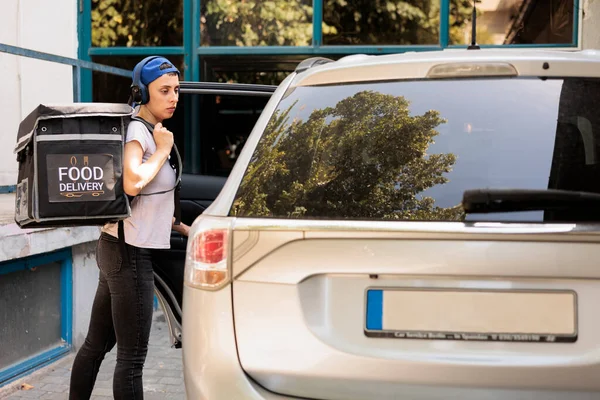 Genç Kadın Kurye Yemek Siparişini Arabayla Getiriyor Yanında Öğle Yemeğiyle — Stok fotoğraf