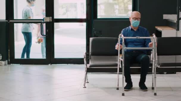 Matka Dziewczyna Jadą Zobaczyć Się Starszym Pacjentem Wózku Inwalidzkim Odwiedzającym — Wideo stockowe