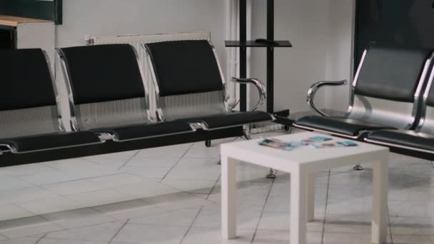 Kliniczna Poczekalnia Krzesłami Siedzenia Puste Lobby Recepcyjne Ulotkami Medycznymi Formularzami — Wideo stockowe