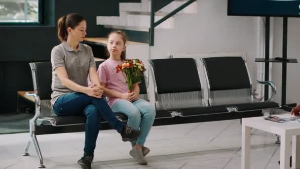 Mor Och Barn Väntar Sjukhusreceptionen Sitter Stol För Att Träffa — Stockvideo