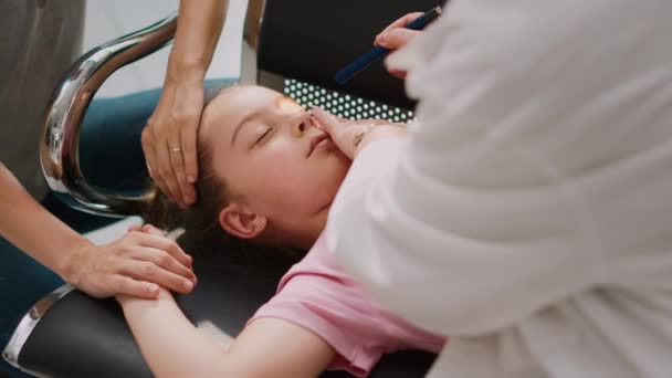 Маленький Ребенок Падает Обморок Больнице Пожилой Доктор Проводит Экстренную Консультацию — стоковое видео
