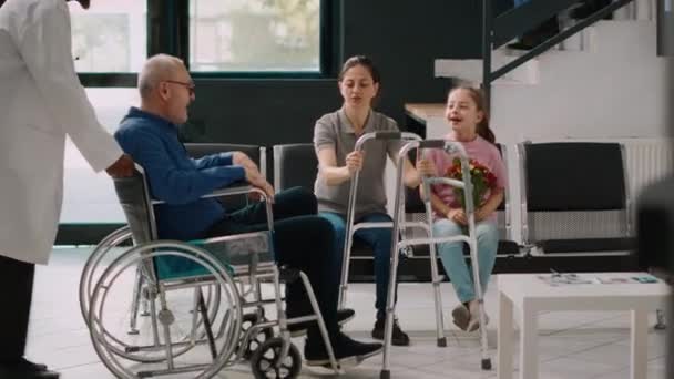 Médico Trazendo Homem Idoso Cadeira Rodas Para Conversar Com Mulher — Vídeo de Stock