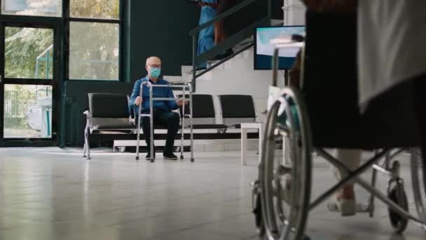 在海盗19大流行期间 小孩坐轮椅拜访老妇人 给老年残疾病人送花 母亲和孩子来看有身体缺陷的人 — 图库视频影像