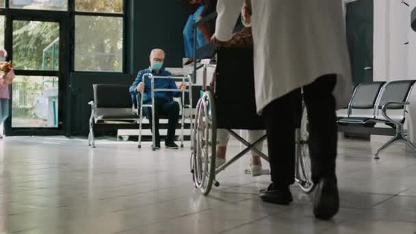Mała Dziewczynka Odwiedza Starszą Kobietę Wózku Inwalidzkim Podczas Pandemii Przynosząc — Wideo stockowe