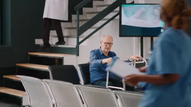 Ηλικιωμένοι Άνδρες Και Γυναίκες Περιμένουν Στο Λόμπι Του Νοσοκομείου Για — Αρχείο Βίντεο