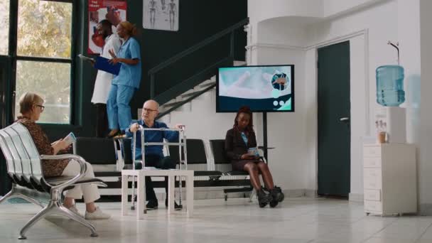 Afrikanisches Medizinisches Personal Gespräch Über Termine Und Krankheitsbehandlungen Der Empfangshalle — Stockvideo