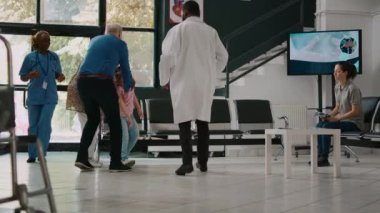 Endişeli büyükanneler ve büyükbabalar başları dönen çocukla birlikte konsültasyona gelip sağlık görevlilerinden acil durum muayenesi istiyorlar. Hasta küçük kız kendini hasta hissediyor. Bekleme odasında..