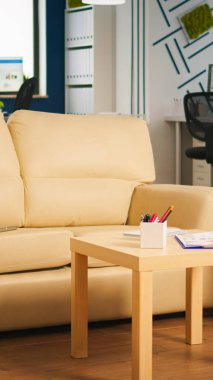 Karanlık ışık ve yeni iş olanaklı boş yaratıcı ofisin içinde hiç kimse olmadan şirket kurmak. Modern tasarımı olan ve rahat koltuğu olan bir şirket.