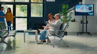 Tıbbi teşhis bulmak için çeşitli insanlar kemik radyografisi taramasına bakıyor. Doktor, röntgen testinin sonuçlarını açıklıyor. Kliniğin bekleme salonunda doktorla ortopedik muayeneye gidiyorum..