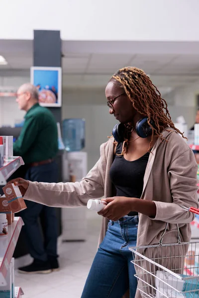 Afro Amerikan Müşteri Alışveriş Sepetini Tutuyor Sağlık Ürünleriyle Dolu Raflara — Stok fotoğraf