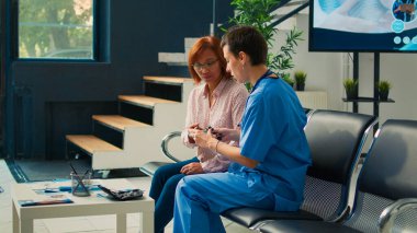 Ensülin seviyesini kan örneğiyle ölçmek için çeşitli insanlar glukometreyle diyabet muayenesi yapıyor. Glikoz ve şekeri kontrol etmek için diyabetik danışma, tıbbi muayene randevusu.