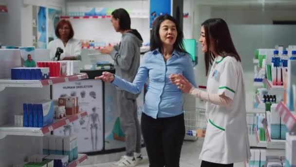Asyalı Müvekkil Asistanından Ilaçlarla Ilgili Tavsiye Istiyor Reçeteli Ilaçları Şişeye — Stok video