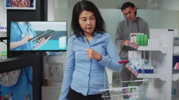 Asian Customer Asking Pharmacist Help Medicaments Sarching Prescription Medicine Bottle — Stock Video